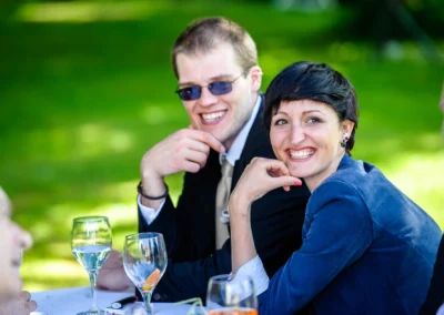 Fröhliche Gäste bei Hochzeitsfeier im Schloss Aufhausen nahe Muenchen. Hochzeitsfotografin festhaelt den Moment.