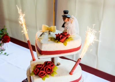 Hochzeitstorte mit Blumen und Figur auf Hochzeit in Schwabing Muenchen, Teil der Hochzeitsreportage.