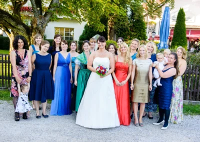 Braut mit Freunden und Familie bei einer Hochzeitsfeier in Wessling. Festgehalten in einer Hochzeitsreportage.