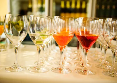 Weinglaeser mit bunten Cocktails bei einer Hochzeitsfeier im Schloss Aufhausen nahe Muenchen. Hochzeitsfotografie.