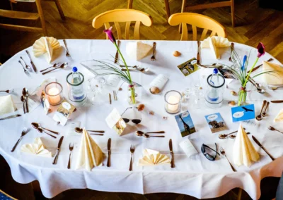 Hochzeitsreportage: Elegante Tischdekoration mit Blumen und Kerzen, aufgenommen in der Gastwirtschaft Doll.