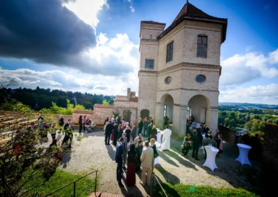 Grosse Hochzeitsgesellschaft im Freien bei Burg Trausnitz an einem sonnigen Tag, festliche Kleidung, Feier.