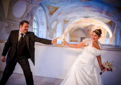 Brautpaar tanzt spielerisch in festlichem Saal bei Hochzeitsportrait, Schoss Hochstadt an der Donau. Hochzeitsfotograf.