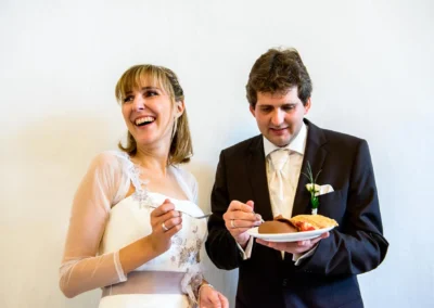Brautpaar beim Kuchenessen nach der Hochzeit im Schloss Gruenau, Hochzeitsfotograf nahe Neuburg an der Donau.