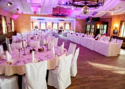 Elegante Hochzeitsdekoration mit gedeckten Tischen in festlicher Location in Schwabing, aufgenommen von Hochzeitsfotograf.