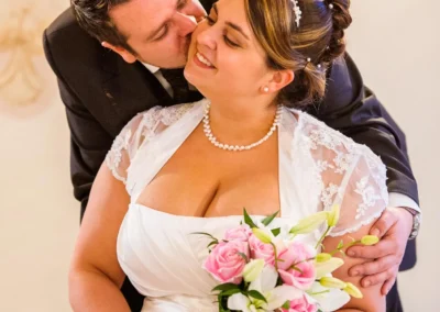 Brautpaar bei der Hochzeitsreportage im Schloss Hoechstaedt, Braut laechelt mit Blumenstrauss.