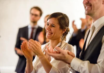 Personen klatschen bei Hochzeit im alten Wirt Grünwald, festgehalten von Hochzeitsfotograf. Glückliche Momente festgehalten.