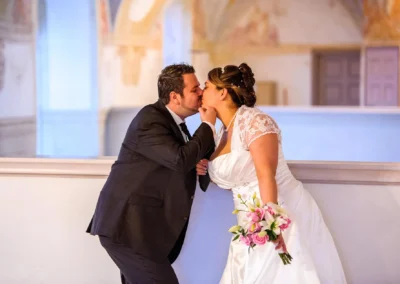 Brautpaar beim Kuss in Schloss Hochstaedt, Hochzeitsfoto in Hochstaedt an der Donau, festlich gekleidet, mit Blumenstrauss.