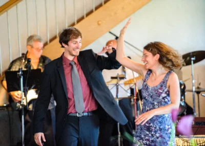 Paar tanzt zu Live-Musik bei Hochzeit in Markt Indersdorf, fröhliche Stimmung und Musik im Hintergrund.