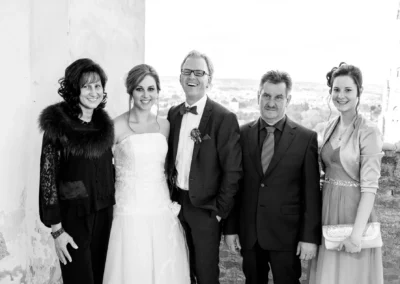 Gruppe von Menschen posiert bei einer Hochzeit auf der Burg Trausnitz, Teil der Hochzeitsfotografie.