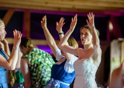 Braut tanzt bei Hochzeitsfeier in irschenberg, aufgenommen von Hochzeitsfotograf, Hochzeitsfoto nahe Rosenheim.