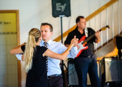 Tanzendes Paar bei einer Hochzeit, Musiker im Hintergrund, Hochzeitsfotograf dokumentiert Ereignis in Gastwirtschaft Doll.