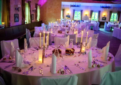 Festlich gedeckte Hochzeitstafel in Schwabing Muenchen mit Kerzenleuchtern und dekorierten Tischen für eine Hochzeitsreportage.