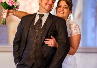 Brautpaar lacht mit Blumenstrauss, Hochzeitsfoto nahe Dillingen, aufgenommen von einem Hochzeitsfotografen.