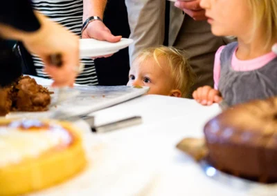 Kind schaut neugierig auf Kuchen bei Hochzeit im Jagdschloss Gruenau nahe Neuburg an der Donau. Hochzeitsreportage.