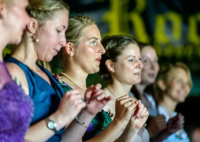 Frauen in festlicher Kleidung auf Hochzeit nahe Rosenheim. Hochzeitsfotograf festhaelt Momente der Hochzeitsreportage.