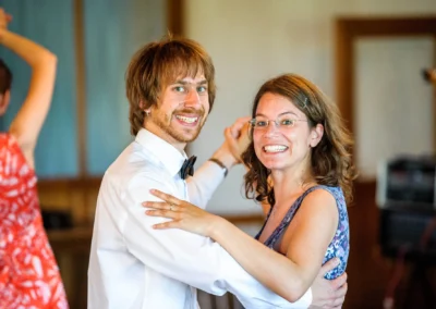 Tanzendes Paar bei einer Hochzeit, lachend und gluecklich. Hochzeitsfoto in der Gastwirtschaft Doll nahe Dachau.