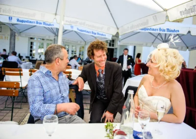 Braut lacht mit Gaesten bei Hochzeitsfeier im Kurhaus Bad Toelz, Hochzeitsreportage von Feier in Oberbayern.