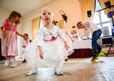 Kinder tanzen auf Hochzeit im Jagdschloss Gruenau, festgehalten von Hochzeitsfotograf in Neuburg an der Donau.