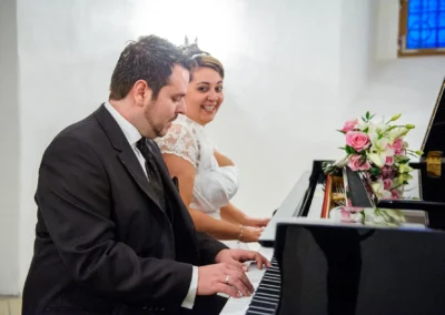 Brautpaar am Klavier mit Blumenstrauss, Hochzeitsfoto im Schloss Hochstaedt an der Donau.
