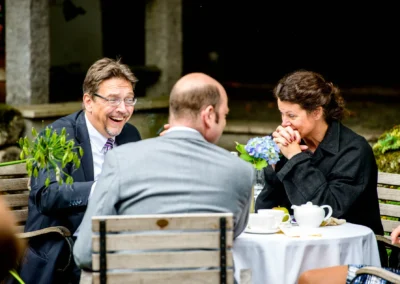 Geselliges Kaffeetrinken bei einer Hochzeit, aufgenommen von einem Hochzeitsreporter in Aying.