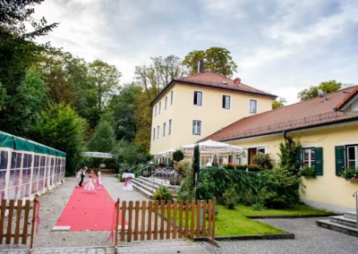 Hochzeitslocation in Schwabing, Muenchen mit rotem Teppich und Garten; Aufnahme einer Hochzeit.