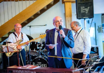 Eine Band spielt bei einer Hochzeitsfeier in markt indersdorf, ein Musiker mit Gitarre und einer am Mikrofon.