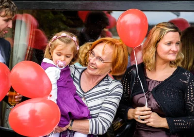 Frau mit Kind und roten Luftballons bei einer Hochzeitsreportage am Starnberger See.