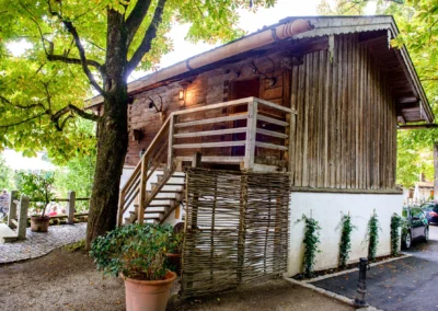 Rustikales Holzhaus bei Hochzeit im Brauereigasthof Aying, Hochzeitsfotografie in Oberbayern.