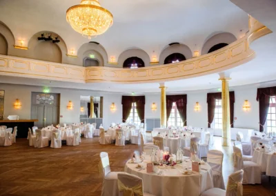 Eleganter Hochzeitssaal mit gedeckten Tischen im Kurhaus Bad Toelz, ideal fuer Hochzeitsfotografie in Oberbayern.