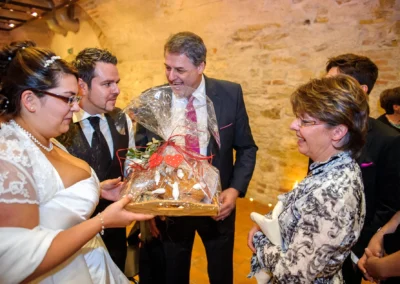 Brautpaar und Gaeste bei der Geschenkuebergabe auf Hochzeit nahe Dillingen, festgehalten von Hochzeitsfotografie.