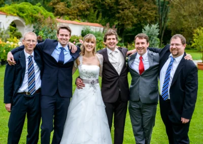 Hochzeitsfoto von einem Brautpaar mit Freunden im Garten des Jagdschlosses Gruenau bei Neuburg an der Donau.