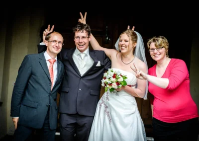 Hochzeitsfoto von feierlicher Gesellschaft mit Braut, auf Schloss Blutenburg in Muenchen aufgenommen.