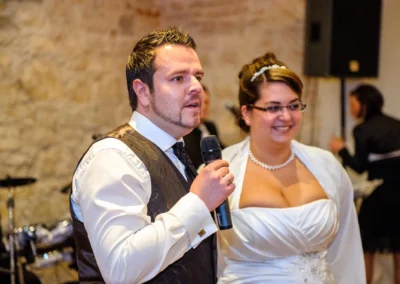 Bräutigam hält Rede bei Hochzeit im Schloss Hoechstaedt. Hochzeitsfotografie nahe Donauwoerth.