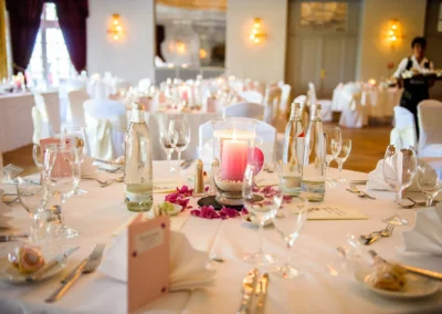 Festlich gedeckter Hochzeitstisch mit Kerzen bei einer Hochzeitsreportage im Kurhaus Bad Toelz, romantische Stimmung.