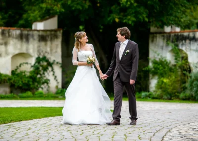 Brautpaar beim Hochzeitsfoto im Schlossgarten, nahe Neuburg an der Donau, Hochzeitsfotografie.