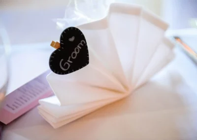 Herzförmiger Tischkartenhalter mit der Aufschrift Groom auf einer Hochzeit im Kurhaus Bad Toelz.