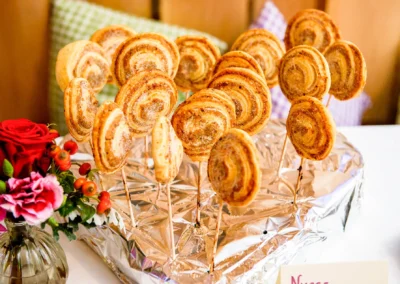 Blatterteiggebaeck auf Spiessen, dekoriert mit Blumen, aufgenommen bei Hochzeit in Pfettrach bei Landshut.