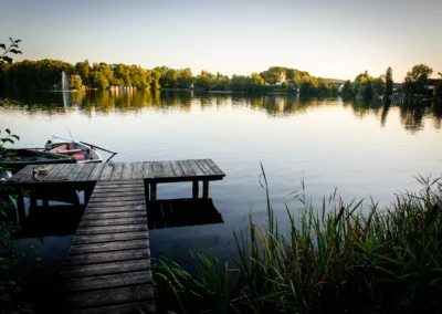 Holzsteg mit Boot am See nahe Wesslinger See, perfekt fuer Hochzeitsfotografie in der Natur im Grossraum Muenchen.