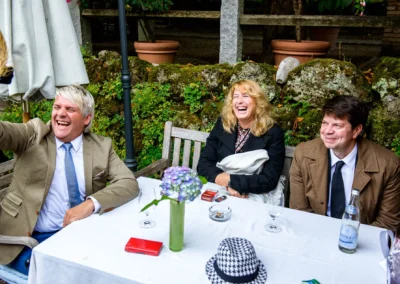 Gäste lachen bei einer Hochzeit im Brauereigasthof Aying, festgehalten von Hochzeitsfotografie München.