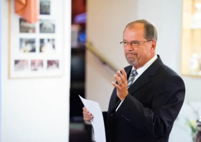 Mann haelt Rede bei Hochzeitsfeier im Fuenfseenland. Hochzeit nahe Ammersee, Hochzeitsfotograf in Aktion.