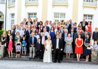 Gruppe von Hochzeitsgaesten und Brautpaar im Kurhaus Bad Toelz, Aufnahme bei einer Hochzeit in Oberbayern.
