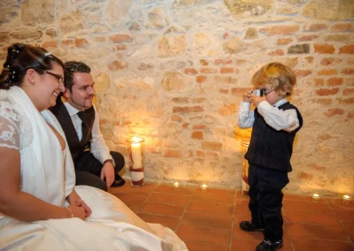 Brautpaar und Kind mit Kamera bei Hochzeitsfeier im schloss hochstaedt an der donau. Hochzeitsfoto, romantische Szene.