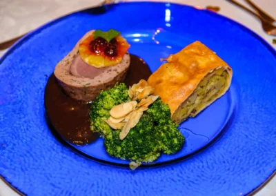 Hochzeitsesssen mit Fleisch, Brokkoli und Gebaeck bei Schloss Hoechstaedt, aufgenommen von Hochzeitsfotograf.