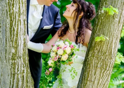 Brautpaarshooting im Wald bei Schloss Aufhausen, Braut mit Blumenstrauss, Hochzeit bei Erding. Hochzeitsfotografie.