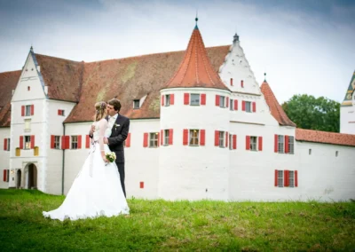 Brautpaarportrait vor Schloss Gruenau, romantisches Hochzeitsfoto nördlich von Muenchen.