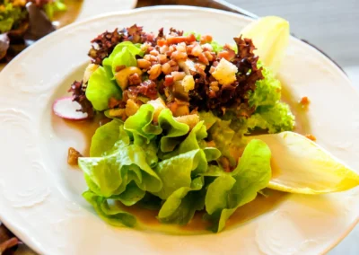 Frischer Salat als Teil einer Hochzeitsfeier bei Hotel und Restaurant Langwieder See im westlichen Muenchen.
