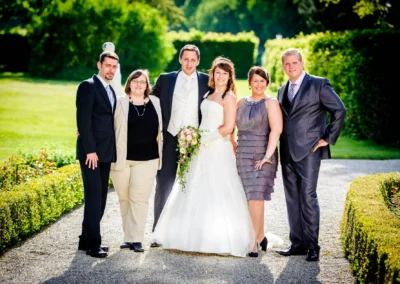 Gruppe bei einer Hochzeitsfeier im Park von Schloss Aufhausen, Brautstrauss im Vordergrund, Hochzeitsfotografie.