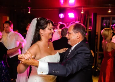 Braut tanzt mit Gast bei Hochzeit in Wessling, lebhafte Hochzeitsfeier, Hochzeitsfotograf aus Grossraum Muenchen.