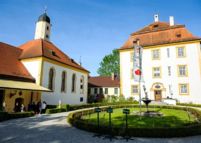 Schloss Aufhausen nahe Muenchen bei einer Hochzeit, mit elegantem Garten und historischen Gebaeuden in Oberbayern.